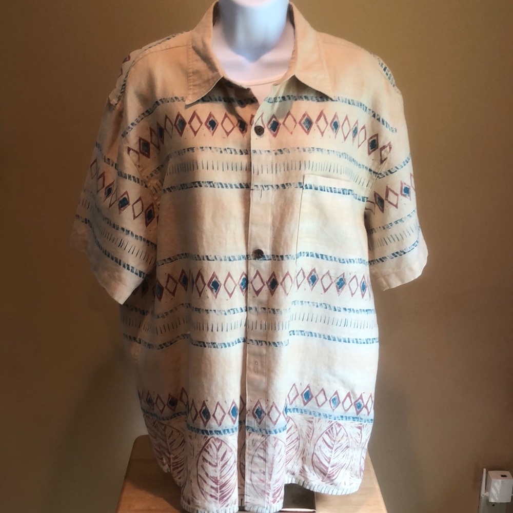 Men’s short sleeve shirt.